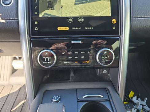 Used 2024 Land Rover Discovery Dynamic SE image 29