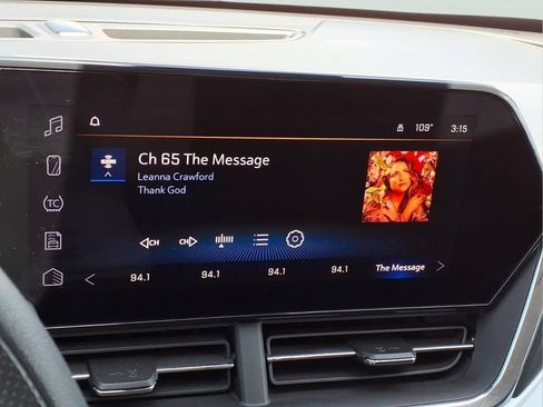Used 2025 Chevrolet Trax LT FWD image 13