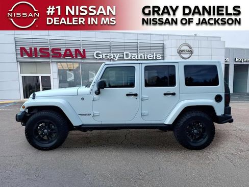 Used 2017 Jeep Wrangler Unlimited Sahara AWD/4WD image 4