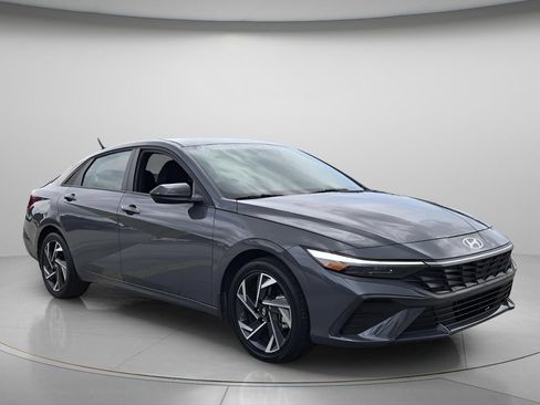 Certified 2025 Hyundai Elantra SEL FWD image 9