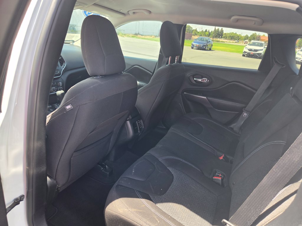 Used 2019 Jeep Cherokee Latitude w/ Popular Appearance Group AWD/4WD image 5