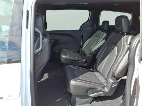 New 2026 Chrysler Pacifica Select AWD/4WD image 11