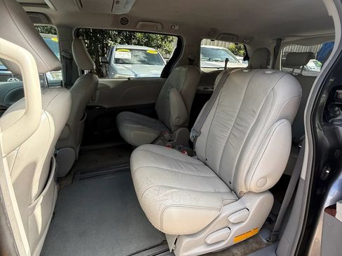 Used 2011 Toyota Sienna XLE w/ Entertainment Pkg FWD image 16