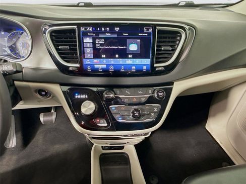 Used 2023 Chrysler Pacifica Touring-L FWD image 9
