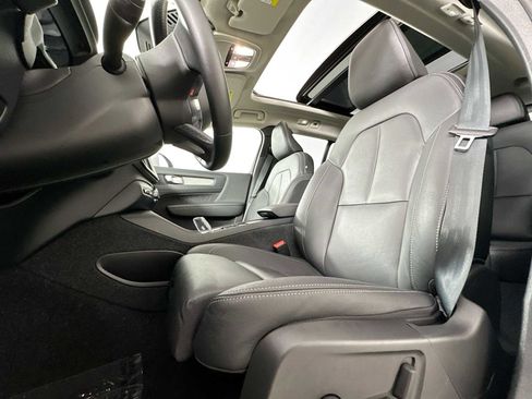 Used 2025 Volvo XC40 B5 Plus image 18