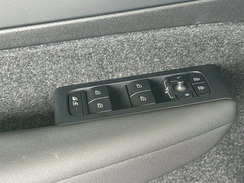 Used 2024 Volvo XC40 Recharge Ultimate w/ Protection Package Premier RWD image 12