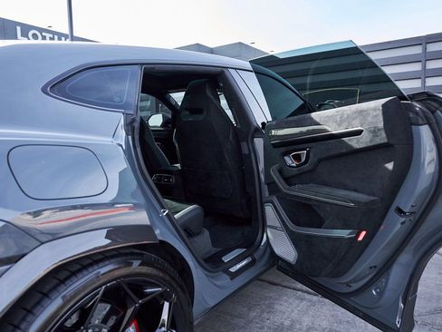 Used 2024 Lamborghini Urus Performante AWD/4WD image 31