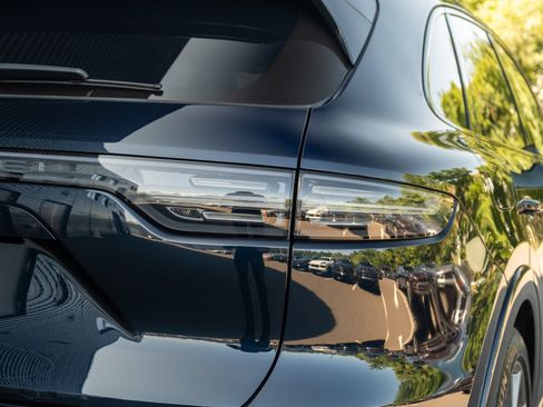 Certified 2023 Porsche Cayenne Turbo S AWD/4WD image 21