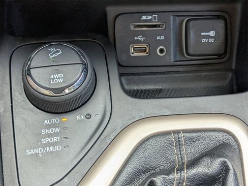 Used 2014 Jeep Cherokee Latitude w/ Comfort/Convenience Group image 24