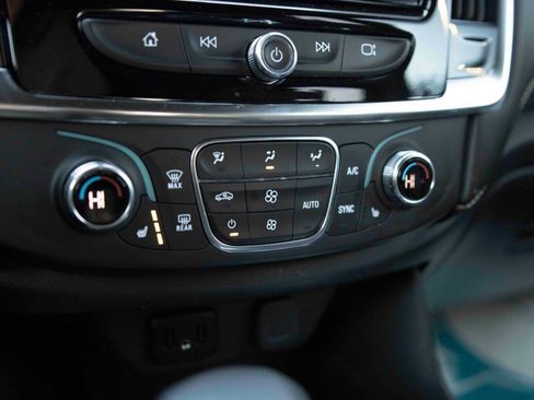 Used 2023 Chevrolet Traverse LT image 9