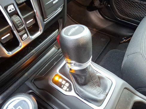 Used 2021 Jeep Gladiator Sport image 15