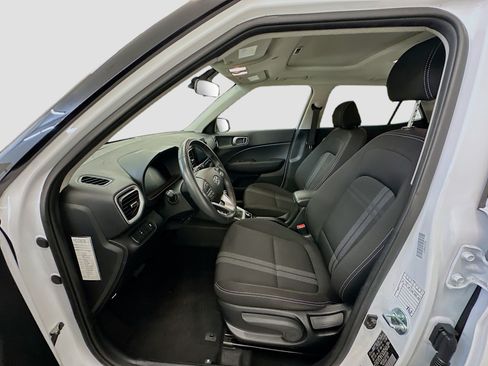 Used 2025 Hyundai Venue SEL FWD image 13