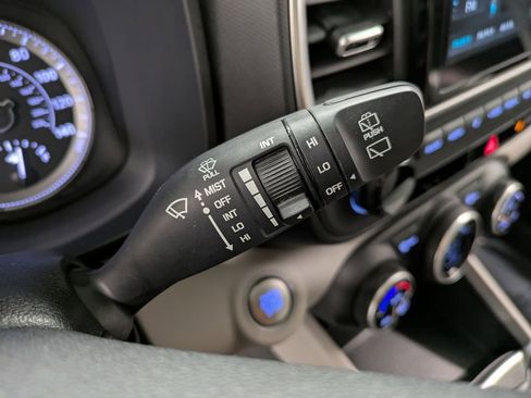 Used 2021 Hyundai Venue SEL w/ Premium Package image 21