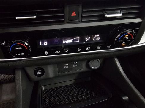 Used 2024 Nissan Rogue SV w/ SV Premium Package FWD image 18