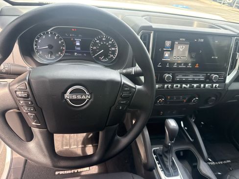 Used 2025 Nissan Frontier SV RWD image 8