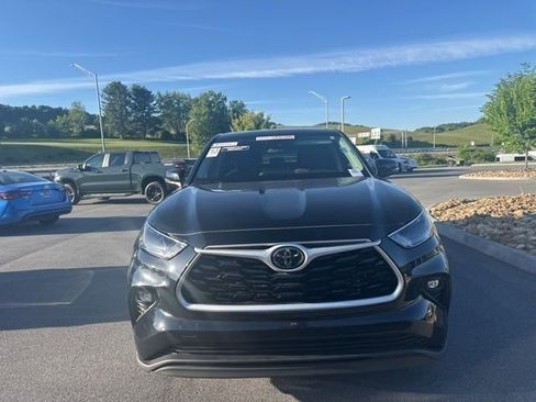 Used 2024 Toyota Highlander LE FWD image 5