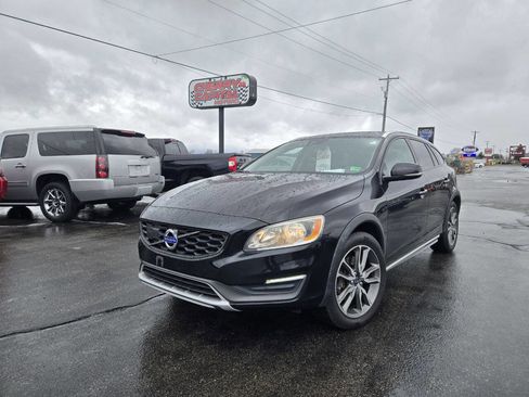 Used 2016 Volvo V60 T5 Cross Country image 4
