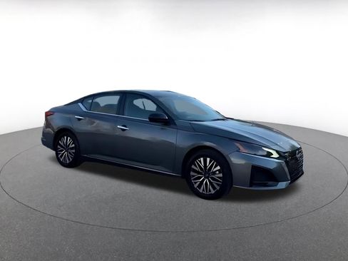 Used 2025 Nissan Altima 2.5 SV image 2