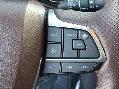 Used 2021 Toyota Sienna Platinum image 11