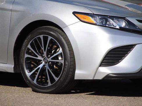 Certified 2019 Toyota Camry SE FWD image 3