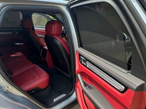 Used 2023 Porsche Cayenne Turbo S image 8