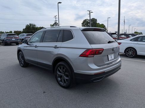 Used 2023 Volkswagen Tiguan SE FWD image 5