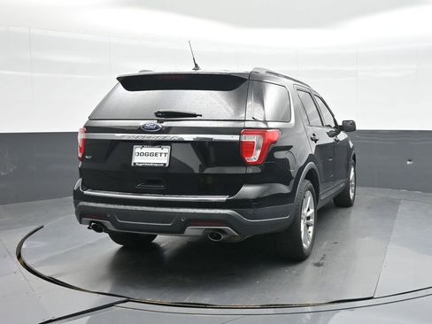 Used 2018 Ford Explorer XLT w/ Equipment Group 202A image 7