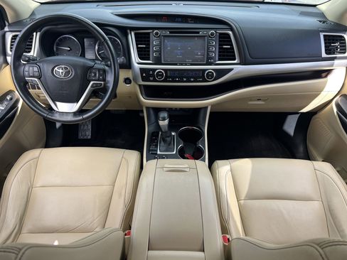 Used 2018 Toyota Highlander XLE image 3