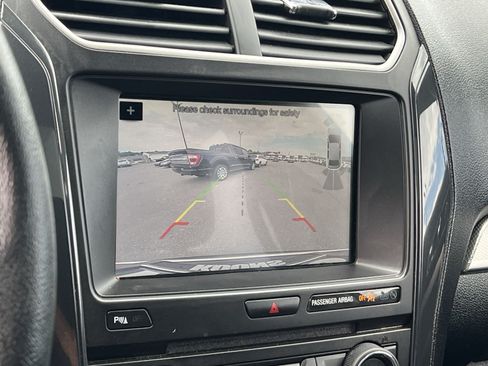 Used 2018 Ford Explorer XLT w/ Equipment Group 202A AWD/4WD image 19