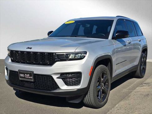 Used 2023 Jeep Grand Cherokee Altitude RWD image 7