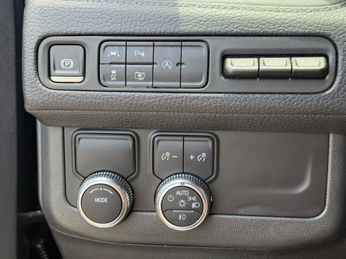 Used 2024 GMC Yukon Denali RWD image 25