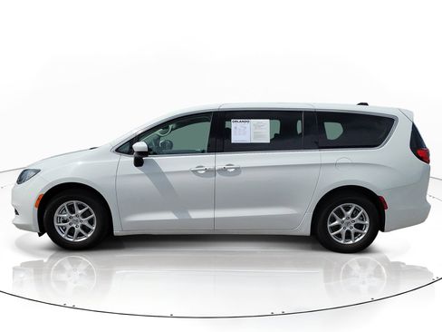 Used 2023 Chrysler Voyager LX FWD image 4