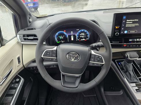Certified 2025 Toyota Sienna Limited image 22