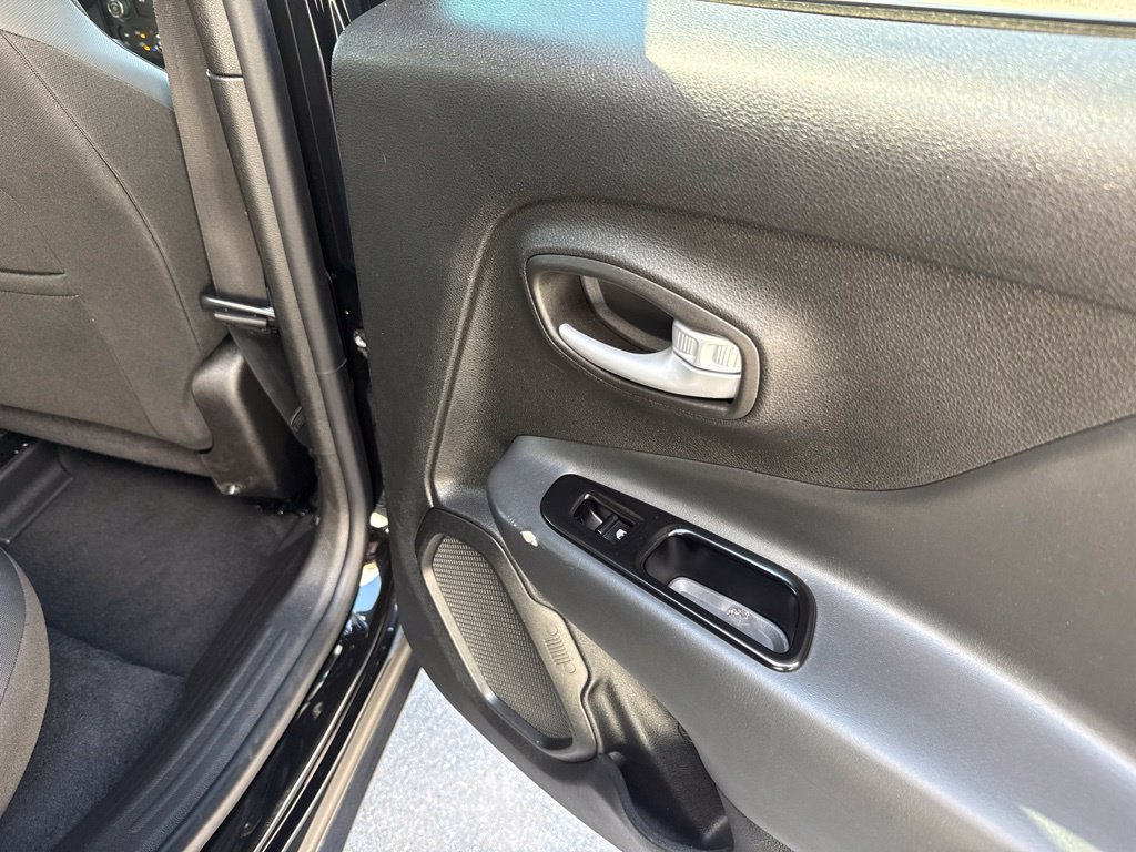Used 2023 Jeep Renegade Latitude AWD/4WD image 28