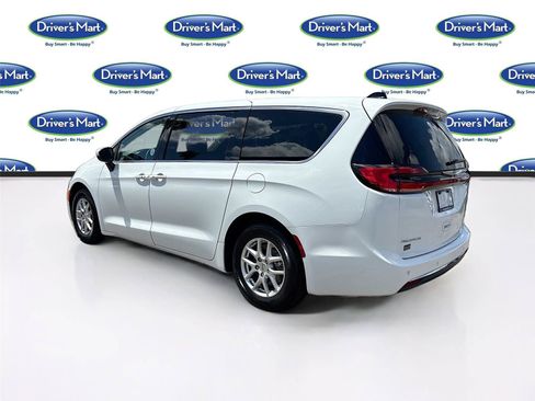Used 2023 Chrysler Pacifica Touring-L FWD image 5