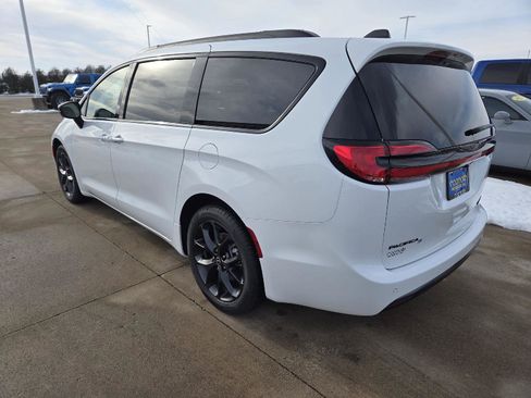 New 2026 Chrysler Pacifica Limited w/ S Appearance Package image 6