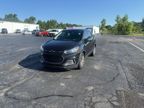 Used 2020 Chevrolet Trax LS FWD image 1