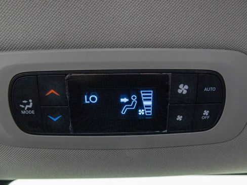 Used 2024 Chrysler Pacifica Limited FWD image 40