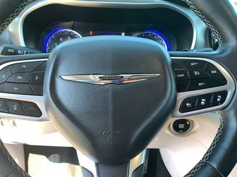 Used 2023 Chrysler Pacifica Touring-L FWD image 15