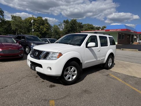 Used 2008 Nissan Pathfinder SE AWD/4WD image 2