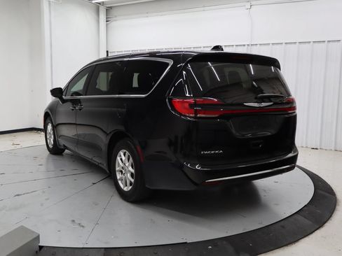 Used 2025 Chrysler Pacifica Select FWD image 5