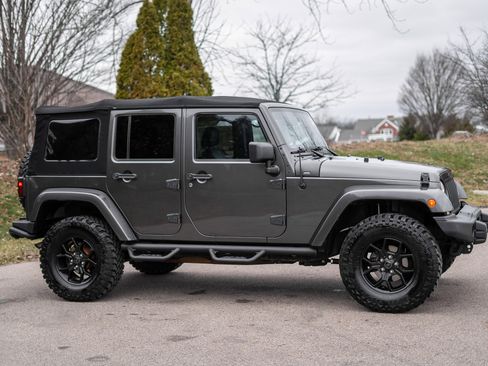 Used 2016 Jeep Wrangler Unlimited Sahara image 4