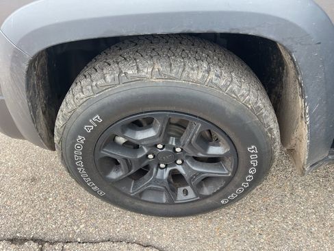 Used 2022 Jeep Cherokee Trailhawk w/ Sun & Sound Group image 22