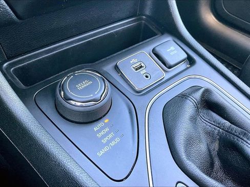 Used 2019 Jeep Cherokee Latitude w/ Cold Weather Group AWD/4WD image 31