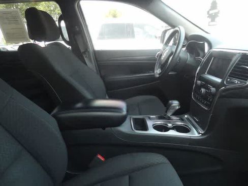 Used 2019 Jeep Grand Cherokee Laredo RWD image 11