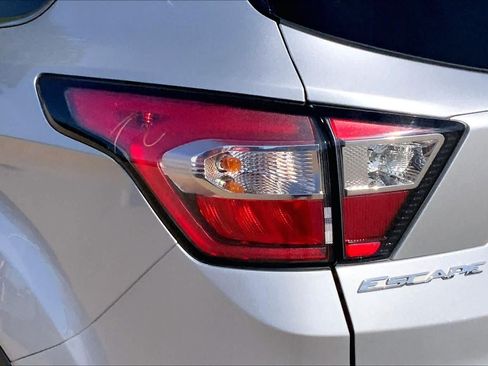 Used 2018 Ford Escape SE FWD image 29