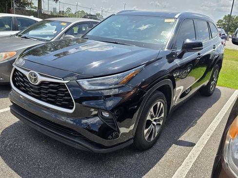Used 2021 Toyota Highlander XLE FWD image 14