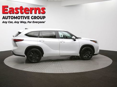 Used 2023 Toyota Highlander LE image 43