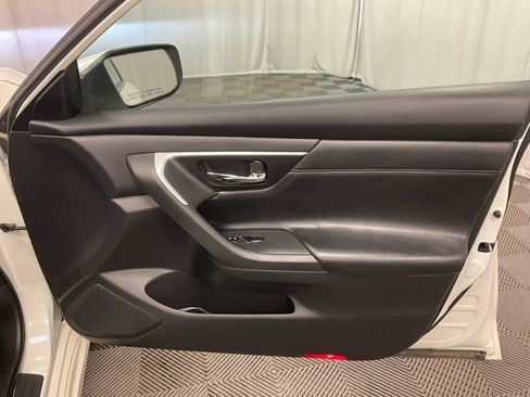 Used 2016 Nissan Altima 2.5 SR w/ LED Appearance Package image 28