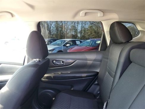 Used 2018 Nissan Rogue SV image 10